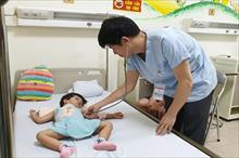 Em bé người Lào bị bệnh tim có nguy cơ chết trước 10 tuổi được bác sĩ Việt Nam cứu sống thần kỳ